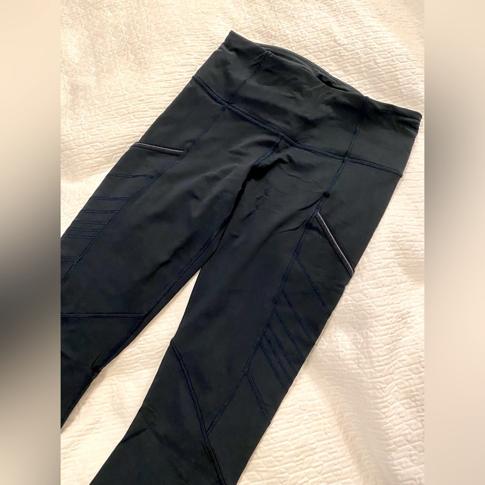 NEW!! Lululemon women leggings, blue/grey color, size 4, pockets,great condition